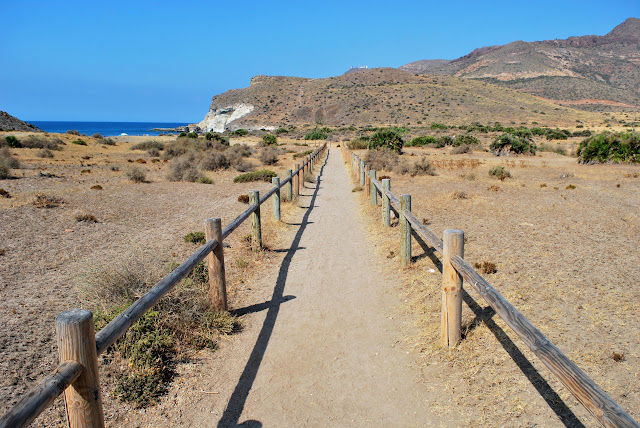Camino que lleva a la playa de la Media Luna, en Cabo de Gata.
