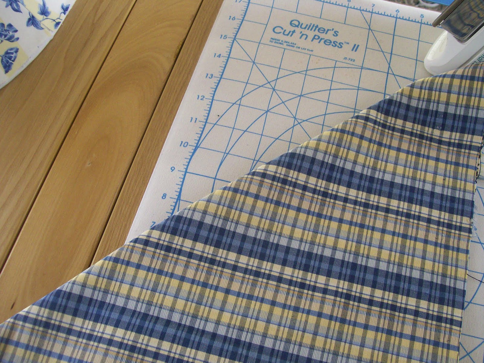 My Sew Sweet Studio: So Easy No Sew (almost) Lampshade Redo Tutorial ...