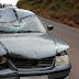 VEÍCULO COLIDE NA TRASEIRA DE UM CAMINHÃO. UMA MULHER MORREU.