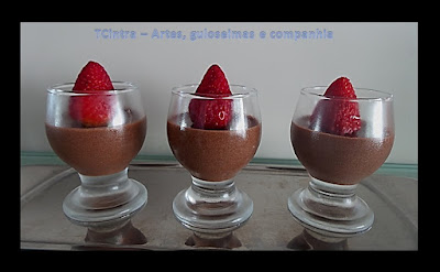 sobremesa com chocolate; mousse; doce em copinho; doce em taça; morango e chocolate; sobremesa com gelatina