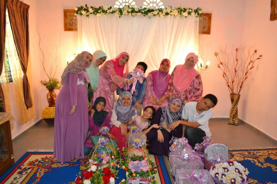 Aku dan sedara mara posing depan pelamin simple