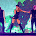Ariana Grande se resbaló en el escenario durante su show en Chile