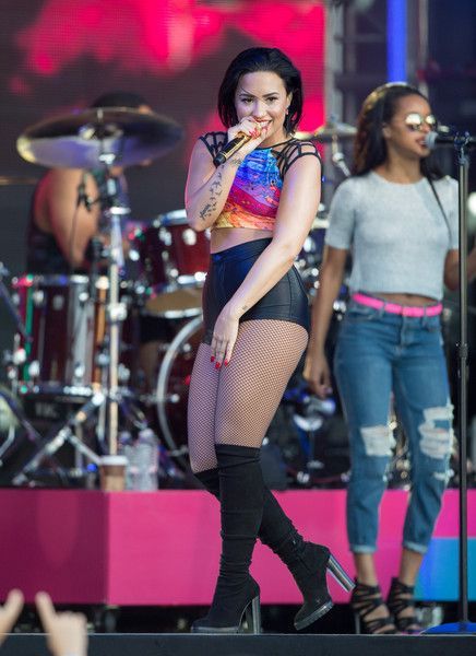 Sabias Que 10 Mujeres Muy Exitosas Muy Bajitas Sabes Cuanto Mide Shakira O Salma O Scarlett Shakira mide 1,56 en the voice dijo medir 5'3 con piqué con zapatero y alejandro sanz (ventaja de plano) shakira bailando con los jugadores del barça. 10 mujeres muy exitosas muy bajitas