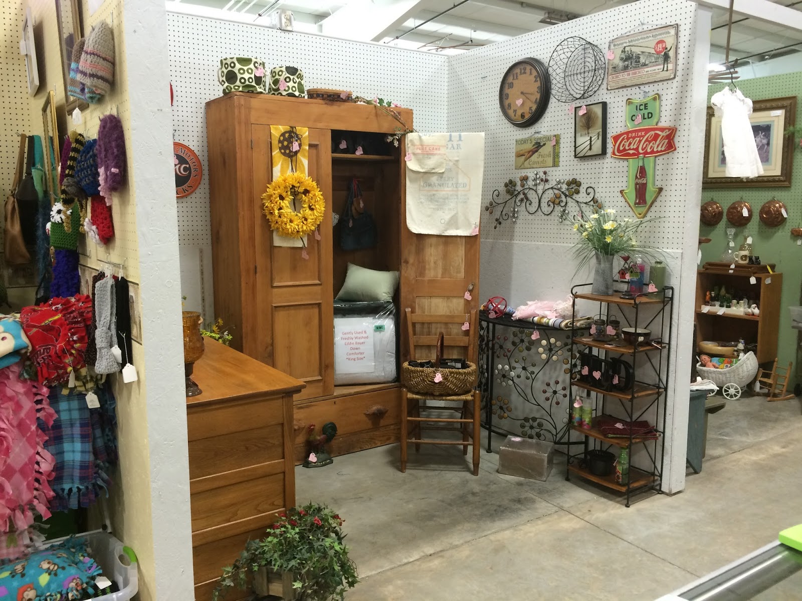 The Long Dirt Road Midway Antique Mall & Flea Market The Honey Hole!