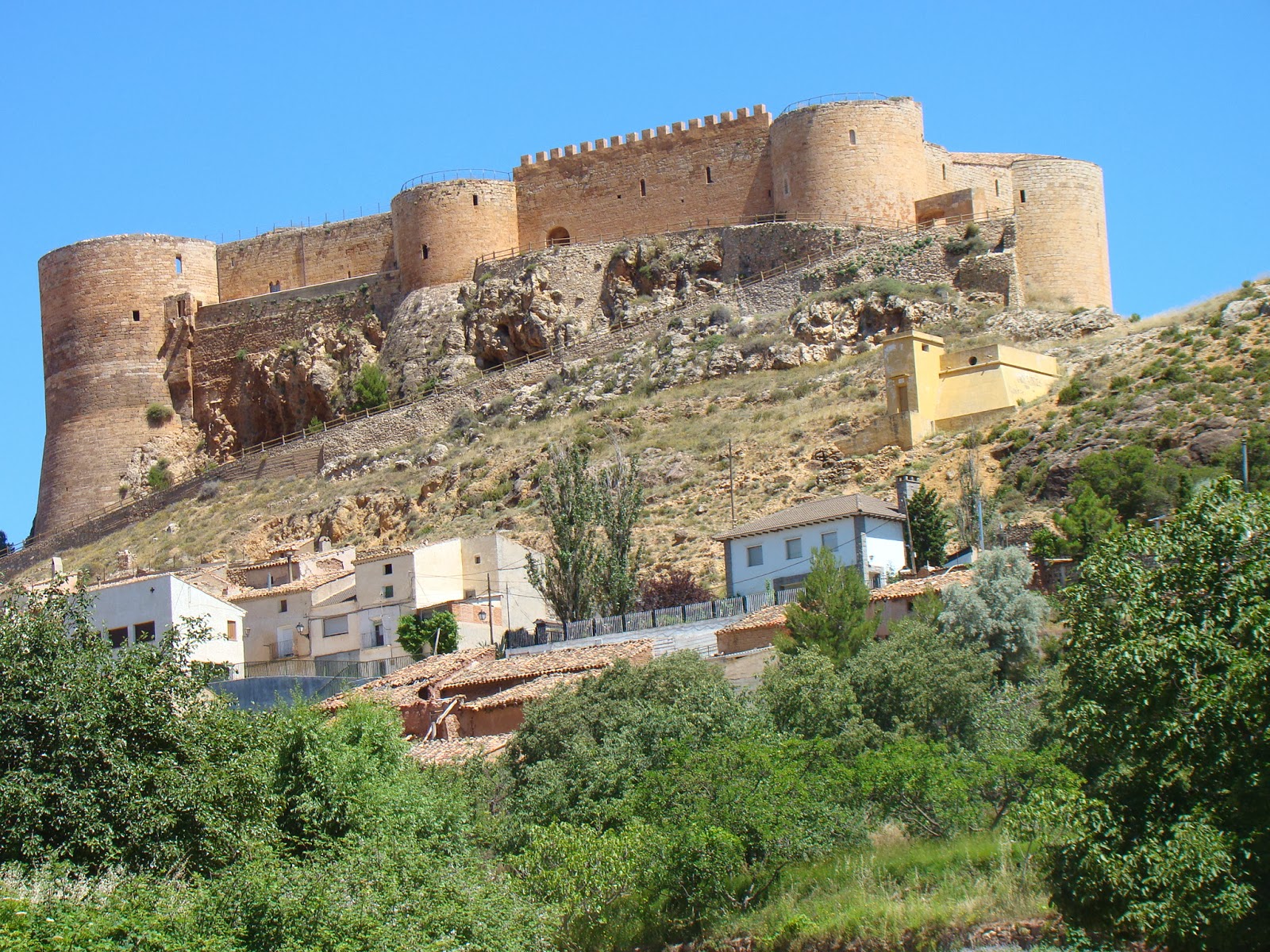 Castillos Españoles: CASTILLO DE MESONES DE ISUELA - ZARAGOZA