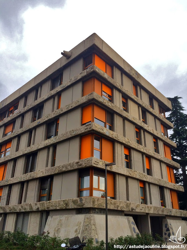 Créteil - Quartier des Bleuets, 10 bâtiments (1 détruit en 2012)  Architecte: Paul Bossard  Construction: 1959 - 1962 