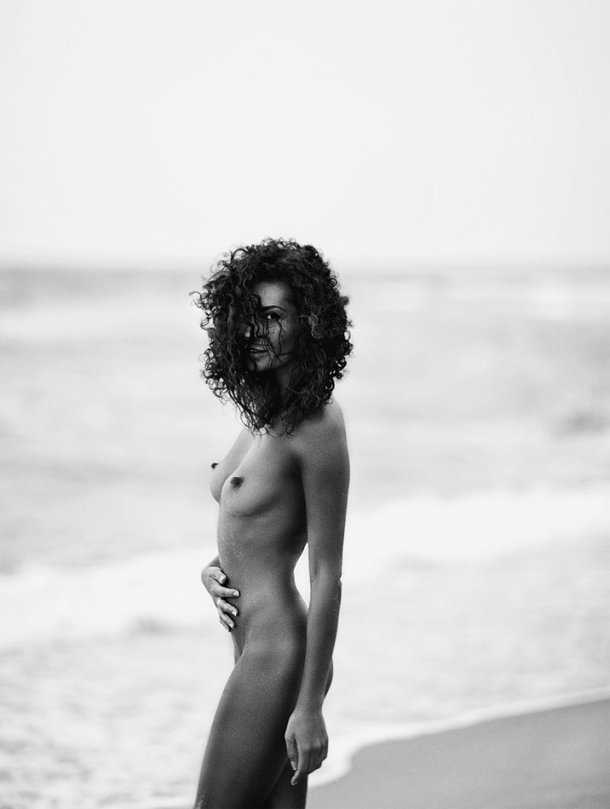 Zachar Rise fotografia mulheres modelos sensuais nudez praia areia provocante