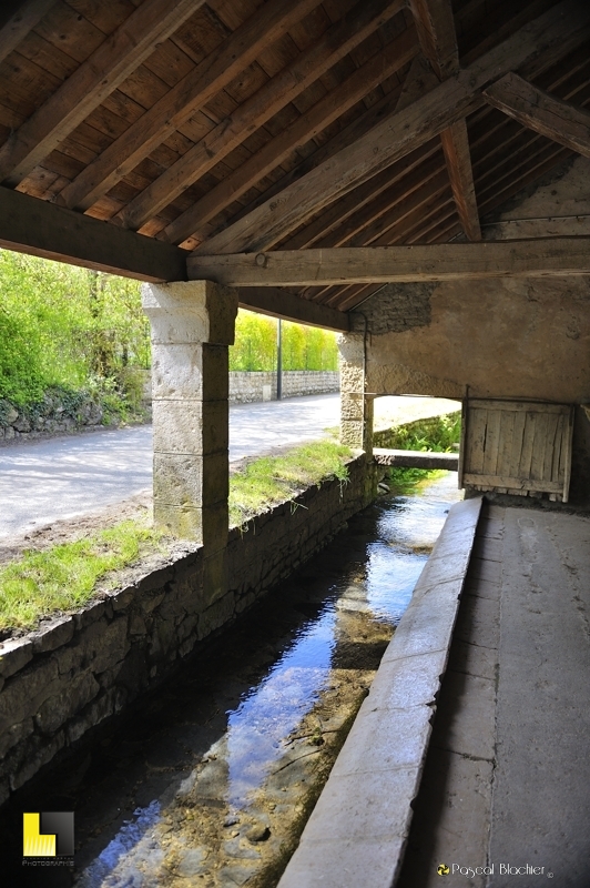 Le lavoir et sa porte coupe vent Chanac photo pascal blachier