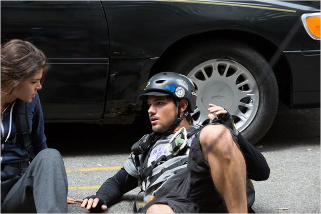 Lautner y la actriz Marie Avgeropoulos en "Tracers"
