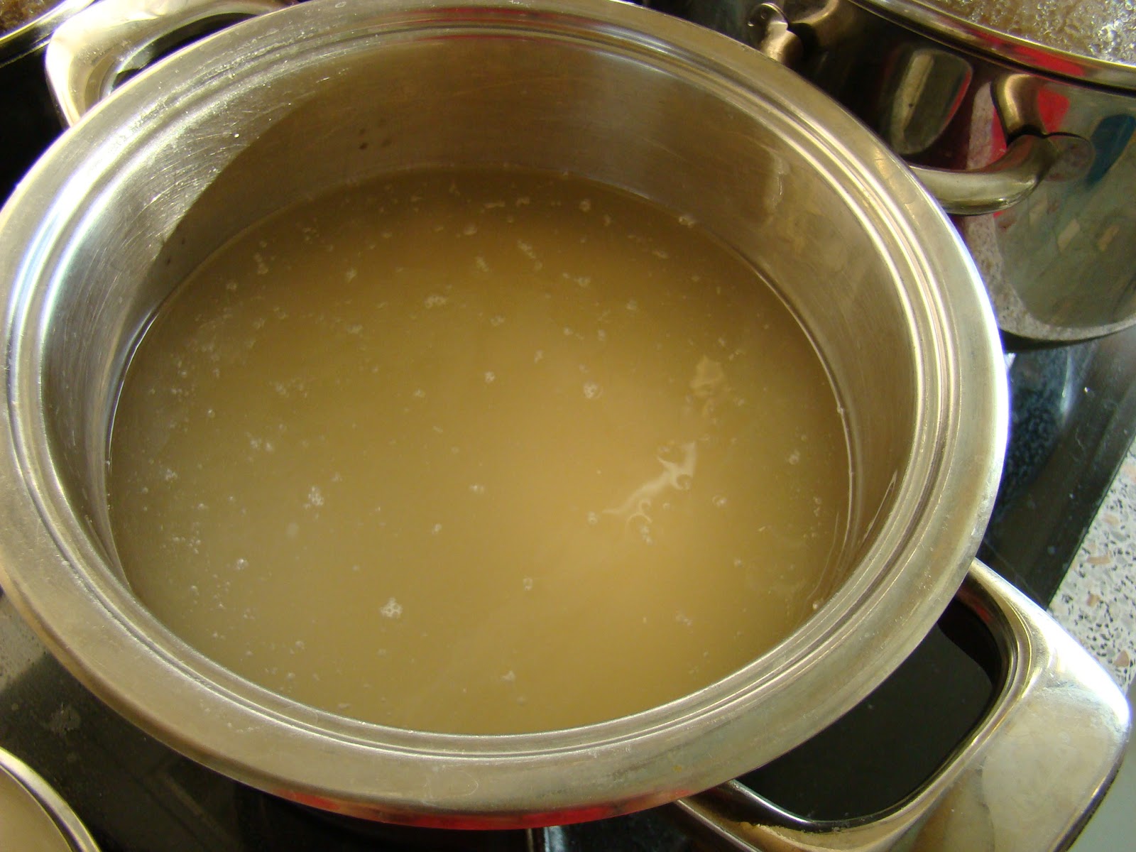 Горчичный порошок в тарелке. Маска для волос с горчичным порошком. Горчица готовая. Горчица жидкая. Горчичный порошок.