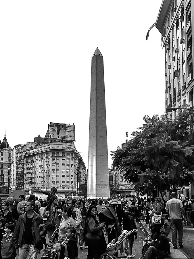 Gente por el bicentenario reunida en el Obelisco en Buenos Aires.