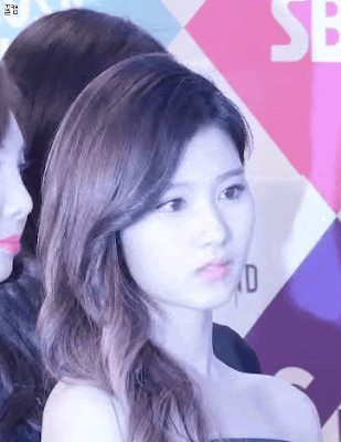 (데이터주의) 카메라 플래시와 싸우는 연예인들의 위엄.gif