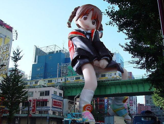 Turis Asing Datang ke Akibahara untuk Melihat Patung Gadis Raksasa, Fakta Sesungguhnya Membuatnya Patah Hati 