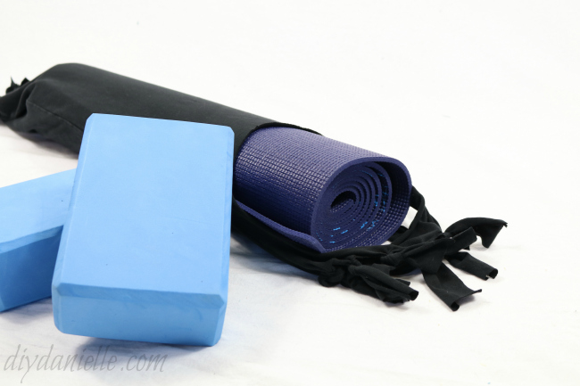 How to make a no sew yoga mat bag from old yoga pants: quick and easy! Quick & Easy No Sew Yoga Mat Bag