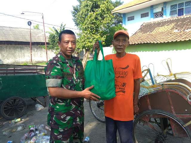 Senyum Bahagia Si Tukang Becak Senyum Bahagia Si Tukang Becak
