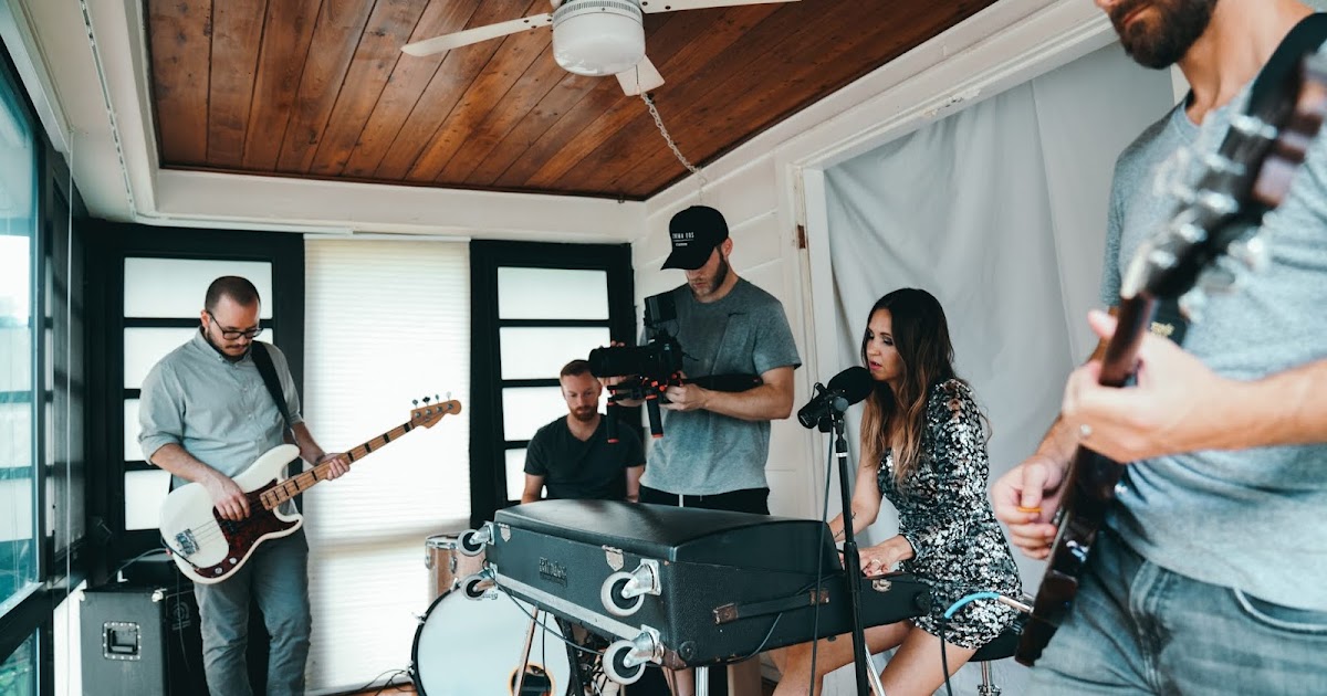 "With gay abandon" nghĩa là gì?