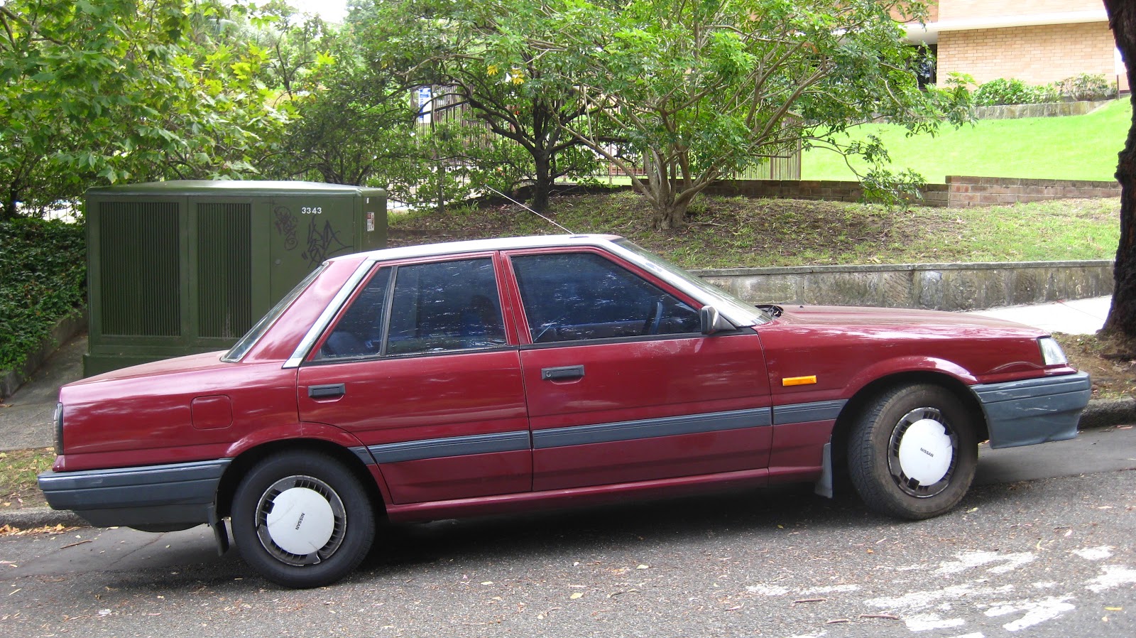 Aussie Old Parked Cars: 1990 Nissan Skyline Executive (R31)
