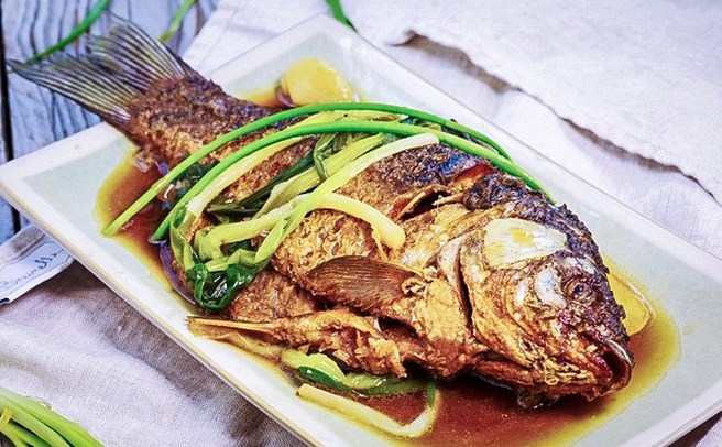 Làm món cá chép chiên tỏi gừng ngon đến không ngờ