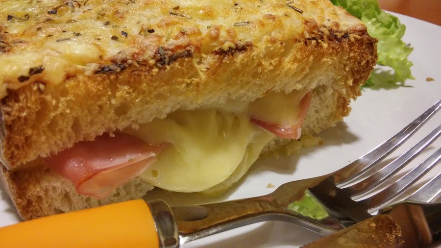 Sandwich Croque Monsieur recién hecho