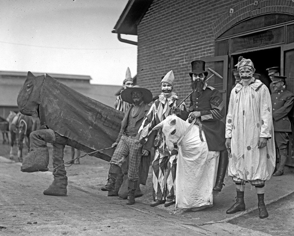 старинные фотографии. старые странные снимки. старинные костюмы на хело. странные старинные открытки. старые костюмы на хэллоуин.