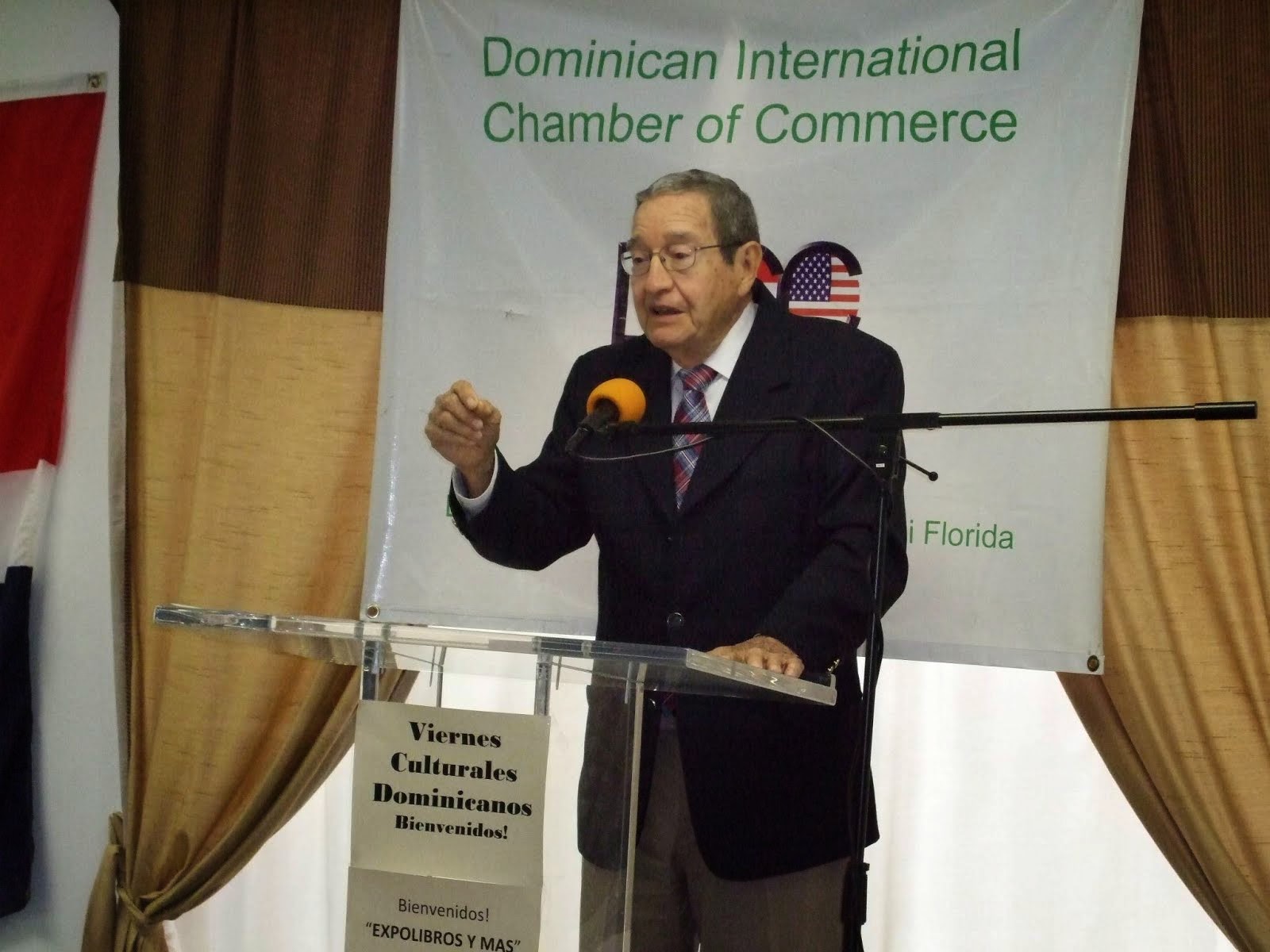 JOSE TIBERIO CASTELLANOS HABLA EN EXPLIBROS Y MAS EN MIAMI, 15 DE NOVIEMBRE, 2014
