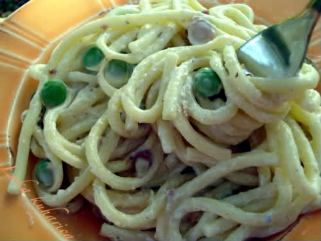 Bucatini with bacon and peas by Laka kuharica: cheesy pasta with a touch of green.