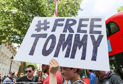4CA6EC9700000578-5777821-_FreeTommy_signs_were_waved_by_protesters_who_called_for_the_EDL-a-25_1527464386778.jpg