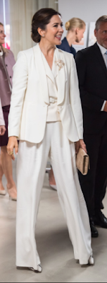 Tenue Max Mara / escarpins Gianvito Rossi / pochette Naldi Copenhagen