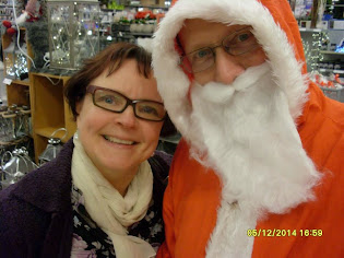 Joulupukki Tampere ymmärtää ja lohduttaa sekä tuo joulutunnelmaa kauppapaikkoihin ja perheisiin