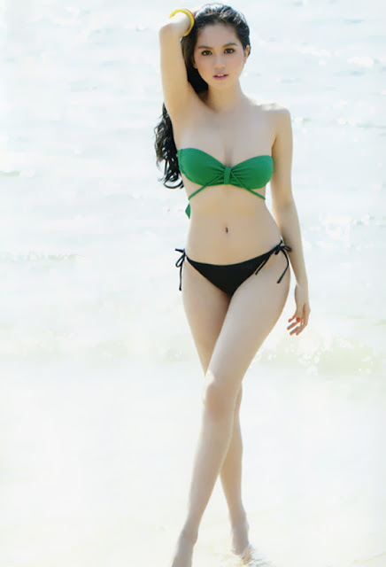 Hình ảnh đẹp Ngọc trinh bikini bên bể bơi