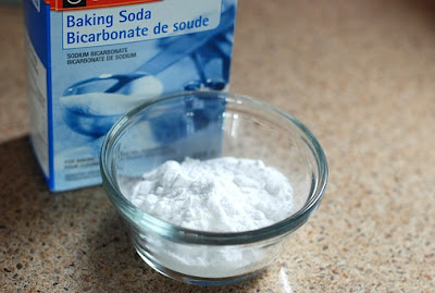Baking soda can take to fade acne scars naturally