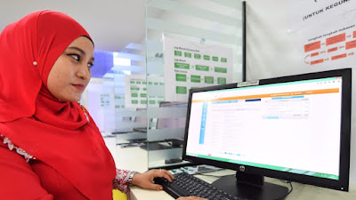 gambar gadis berbaju merah - komputer HP - portal e-tanah - Jabatan Insolvensi Malaysia