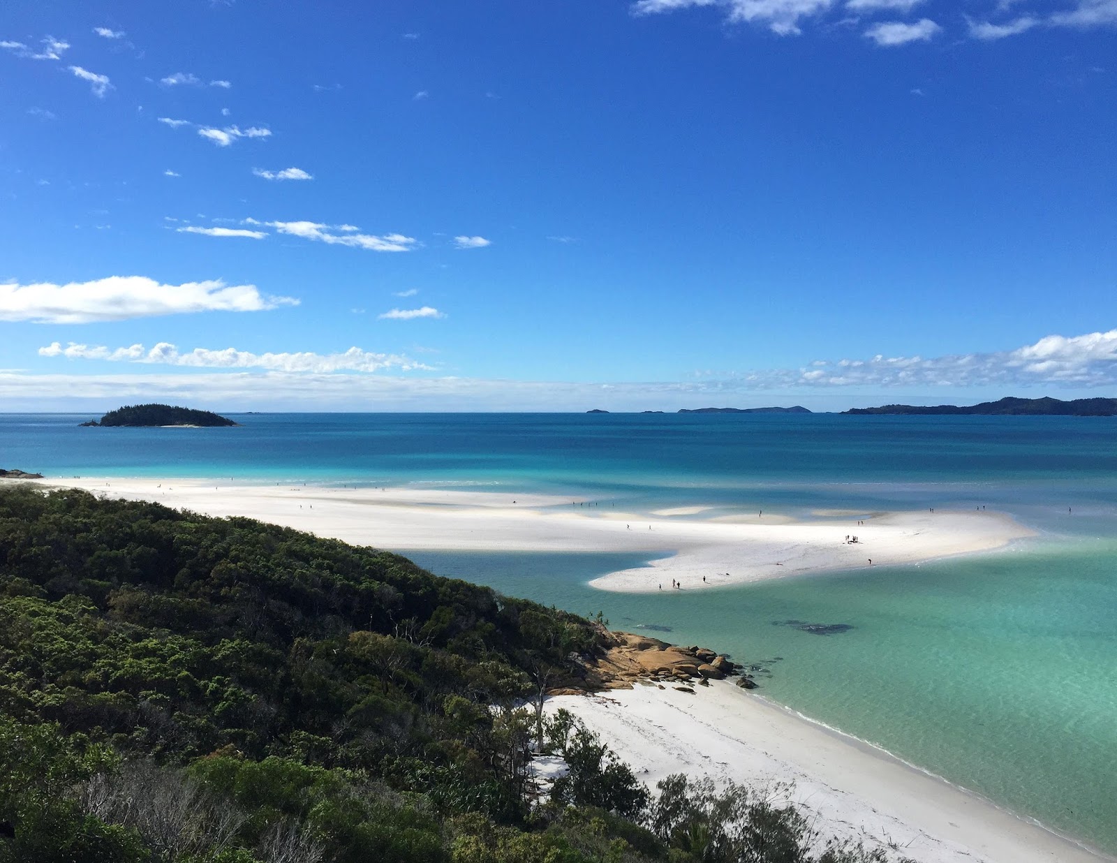 Sailing Whitsundays and visiting the best beach in Australia-Whitehaven Beach, should be on every ones bucket list. Read more and how to do it on a budget from this article!