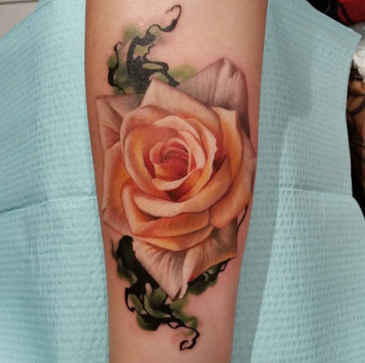 Diese atemberaubende hyperrealist rose tattoo
