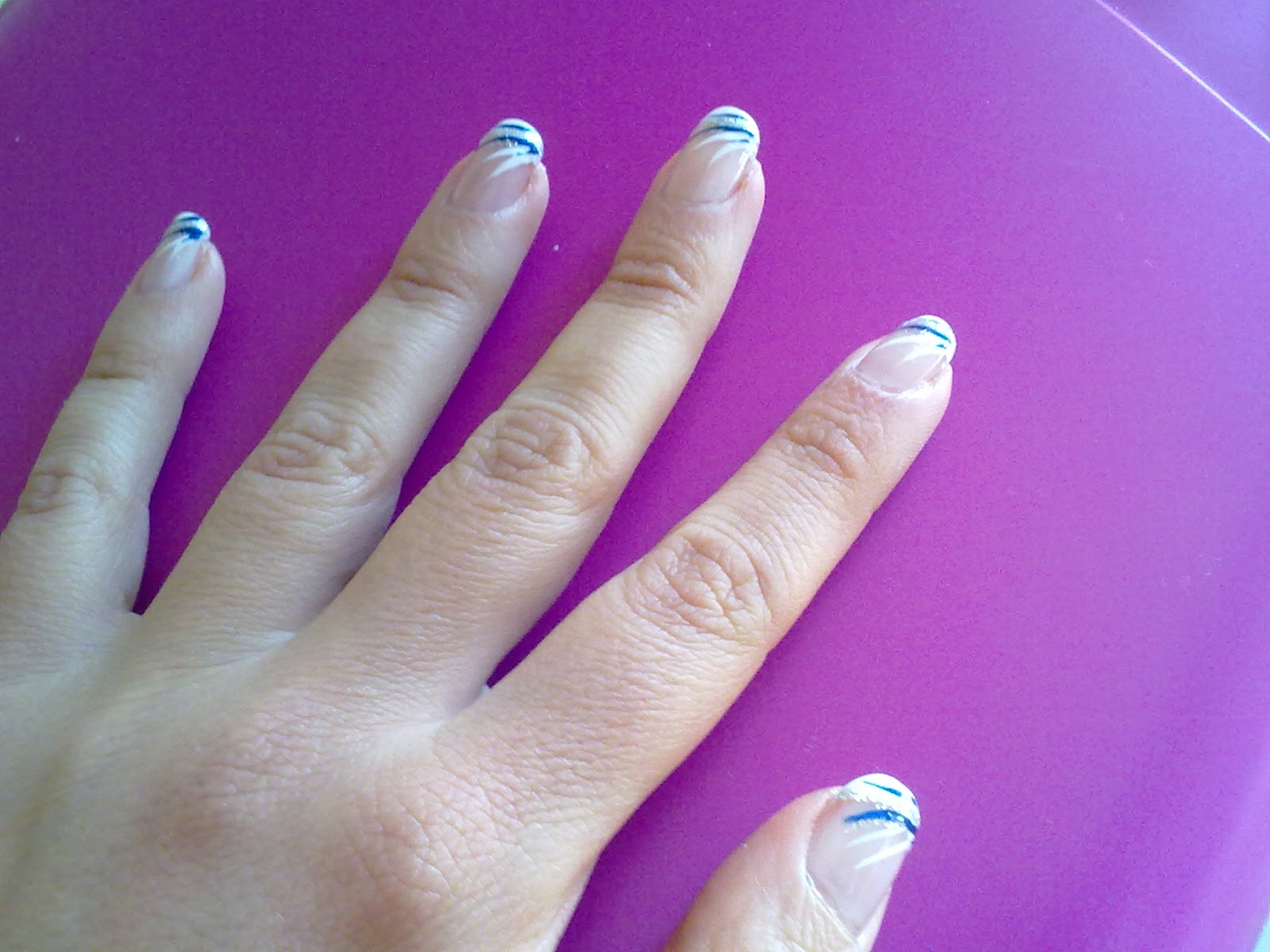 My little space in color Nail art Blu e bianca