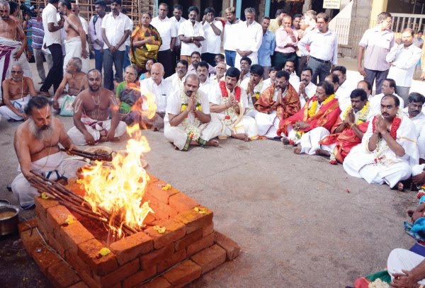 ஜெயலலிதா உடல் நலம்பெற வேண்டி டாக்டர்கள் நடத்திய ஹோமம்! ஜெயலலிதா உடல் நலம்பெற வேண்டி டாக்டர்கள் நடத்திய ஹோமம்!