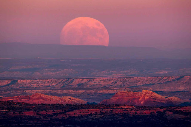 Mặt Trăng đang mọc lên từ Thung lũng Gods gần khu vực Mexican Hat thuộc bang Utah, Hoa Kỳ. Hình ảnh: Jim Lo Scalzo/EPA. Mặt Trăng đang mọc lên từ Thung lũng Gods gần khu vực Mexican Hat thuộc bang Utah, Hoa Kỳ. Hình ảnh: Jim Lo Scalzo/EPA.