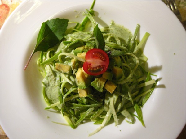 Зеленые кабачковые спагетти c соусом песто / Green Spaghetti (raw ...