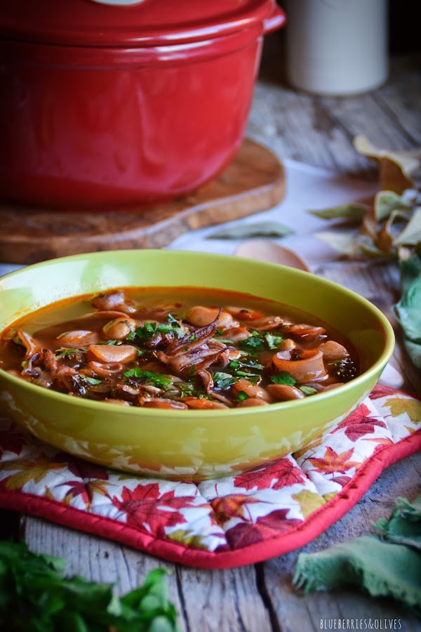 POTAJE DE JUDIONES, KALE Y CALAMARES EN COCOTTE 