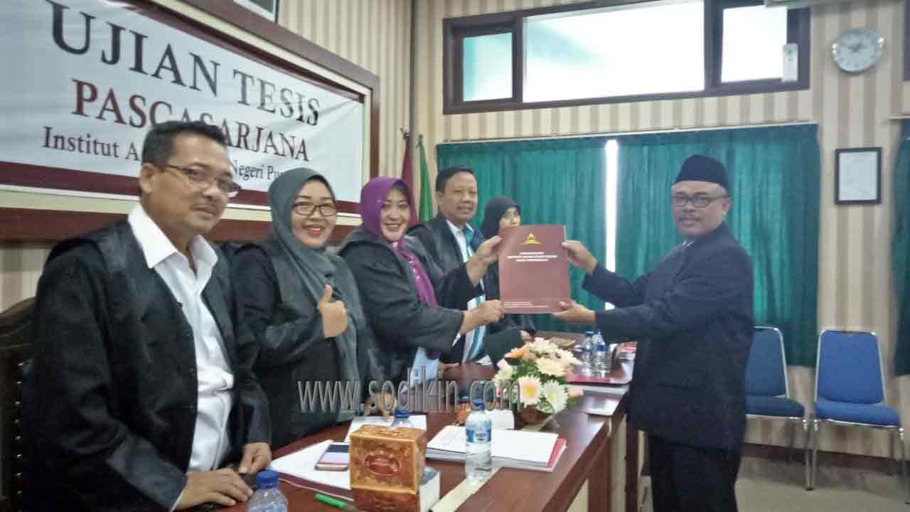foto-ujian-tesis-kang-sodkin-studi-s2-selesai foto-ujian-tesis-kang-sodkin-studi-s2-selesaii