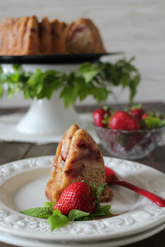 strawberry-vinegar-bundt-cake, bizcocho-de-fresas-y-vinagre-balsamico