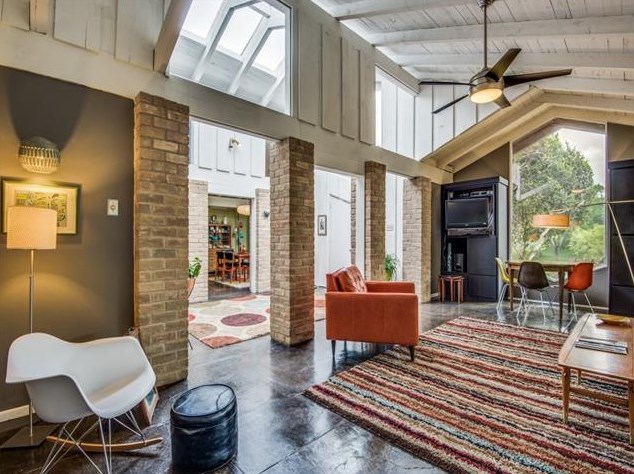 Pedigreed midcentury modern home has this boho gal swooning - living room 1 www.BoHoHome.com @bohosusan