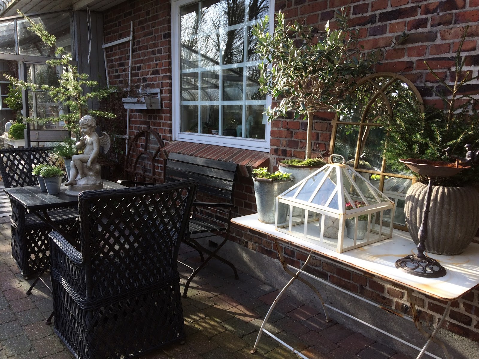 Fru pedersens have: terrasse indrettet.