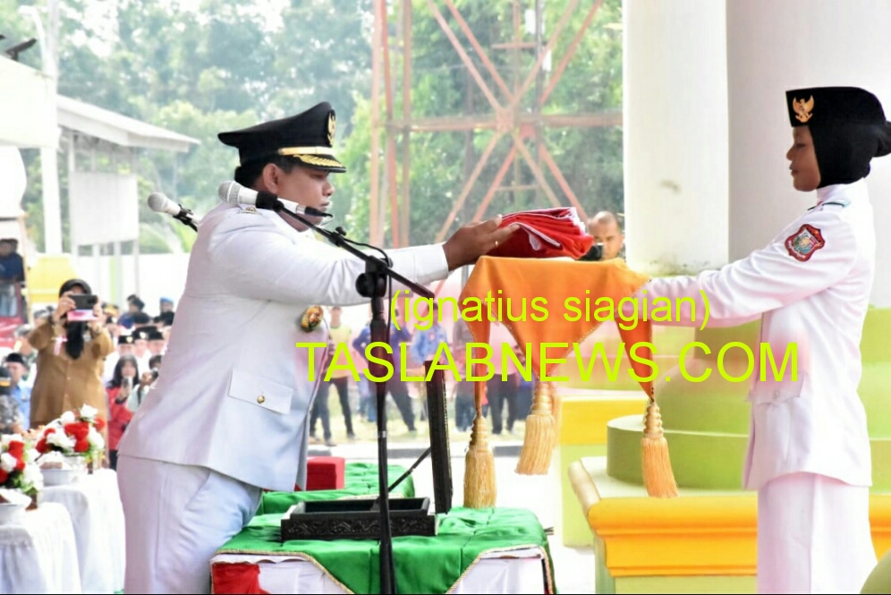 Walikota Tanjungbalai H M Syahrial saat menyerahkan Bendera Pusaka kepada pembawa baki, Ella Fazhira siswi Madrasah Aliyah Alwasliyah Gading. Walikota Tanjungbalai H M Syahrial saat menyerahkan Bendera Pusaka kepada pembawa baki, Ella Fazhira siswi Madrasah Aliyah Alwasliyah Gading.