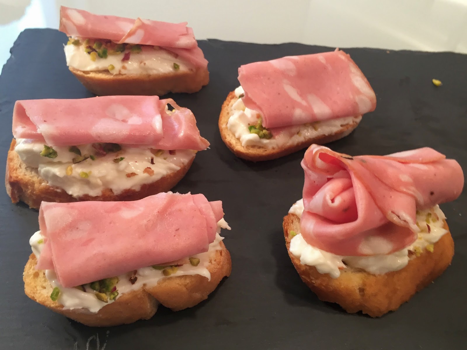 Manuela ai fornelli Crostini alla mortadella e pistacchi