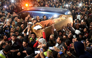 Funeral do Sheik Cego Uma multidão carregando o caixão do Sheik Cego em seu velório