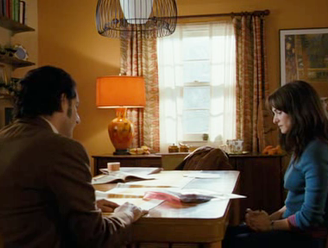 Len (Michael Imperioli) y Abigail (Rachel Weisz) charlan en The Lovely Bones - Cine de Escritor