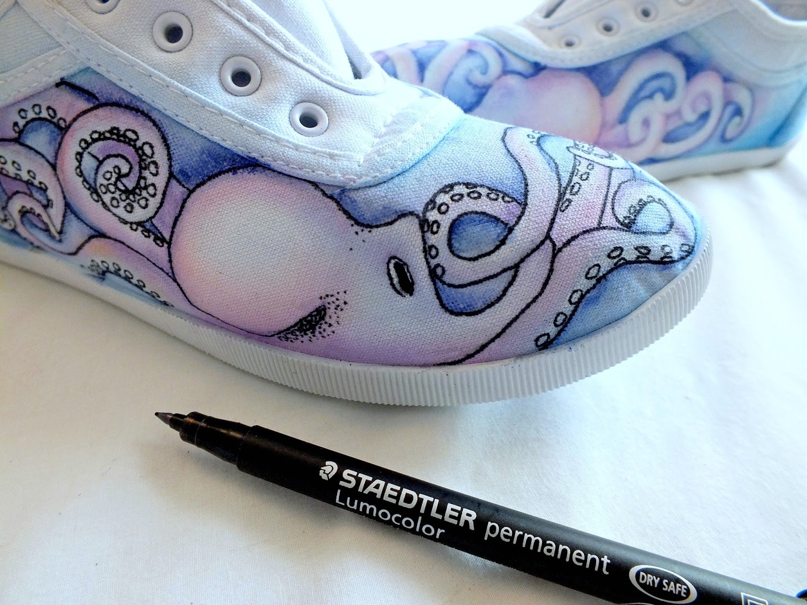 How to Decorate Canvas Shoes With Markers (with Pictures)