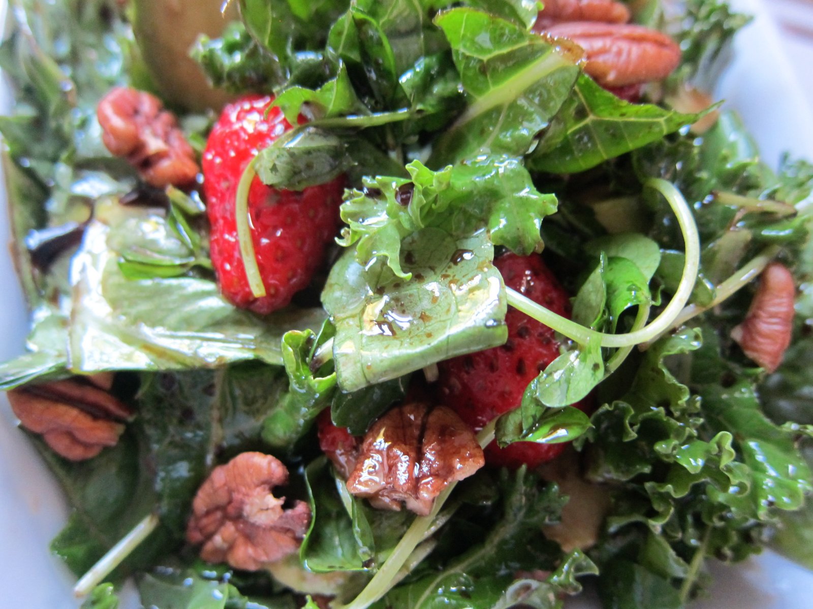WholeFoodVegan Strawberry Balsamic Green Kale Salad