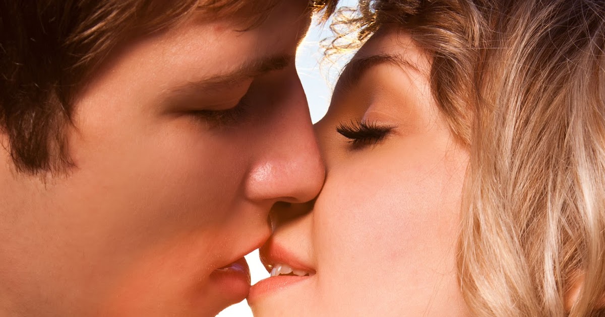 Boys kiss girls. Твой французский поцелуй. Французский поцелуй фото. Дружеский поцелуй картинки. Через поцелуи.